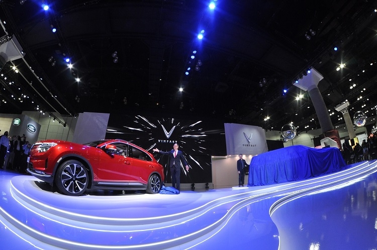 Đúng 6 giờ 50 phút, thời khắc quan trọng và được mong chờ nhất đã đến khi hai mẫu xe điện hoàn toàn mới của VinFast chính thức được vén màn khi Giám đốc thiết kế của VinFast Dave Gillet Lyon đọc câu lệnh quen thuộc “Hey VinFast”.