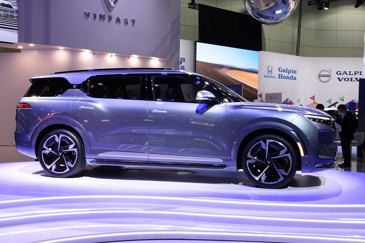 VF e36 là SUV điện cỡ lớn phân khúc E với kích thước 5.120 x 2.000 x 1.721mm. “Với phong cách “vai năm thước rộng”, VF e36 mang đến vẻ đẹp khỏe khoắn và tiện dụng”, Giám đốc thiết kế VinFast Dave Gillet Lyon cho biết. VF e36 có 2 phiên bản pin với quãng đường di chuyển cho một lần sạc đầy khoảng 485-680km (mục tiêu dự kiến).