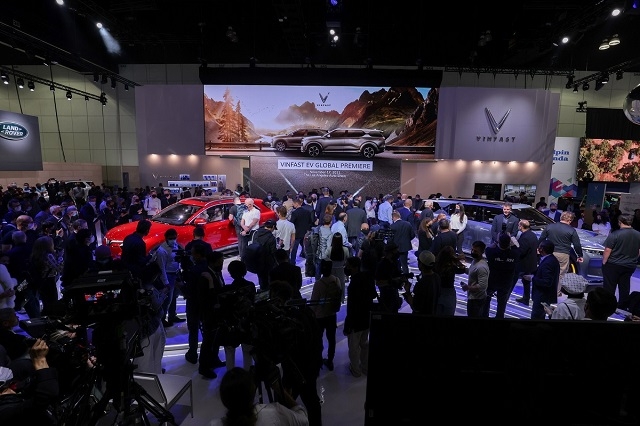 Rất nhiều khách mời tỏ ra thích thú vì rất nhiều tính năng thông minh dự kiến được tích hợp trên hai mẫu xe điện thông minh của VinFast như trợ lý ảo, điều khiển chức năng trên xe từ xa, thông qua VinFast app, dịch vụ kết nối mua sắm trực tuyến,… Hai mẫu VF e35 và VF e36 cũng dự kiến có hệ thống hỗ trợ lái nâng cao giúp hỗ trợ di chuyển khi ùn tắc, trợ lái trên đường cao tốc, tự động chuyển làn, hỗ trợ đỗ xe toàn phần (người lái ngồi trong xe) cũng như tự đỗ (người lái giám sát xe), triệu tập xe thông minh…