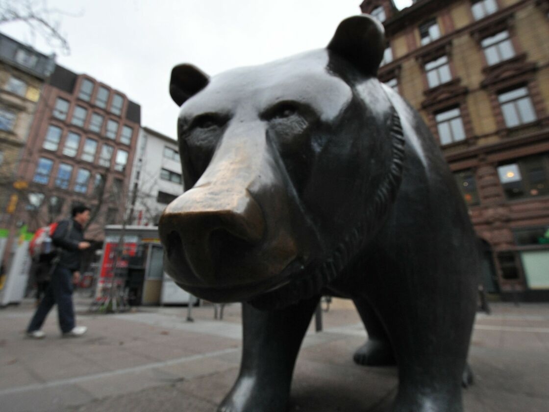 Thị trường con gấu mô tả thị trường đang suy giảm Khi giá thị trường chứng khoán giảm, trong một thời gian dài, chúng ta nói đến thị trường con gấu. Cách sử dụng ẩn dụ gấu này xuất phát từ thực tế là khi động vật có vú tấn công, nó sẽ đánh từ trên xuống, không giống như thị trường bò tót.