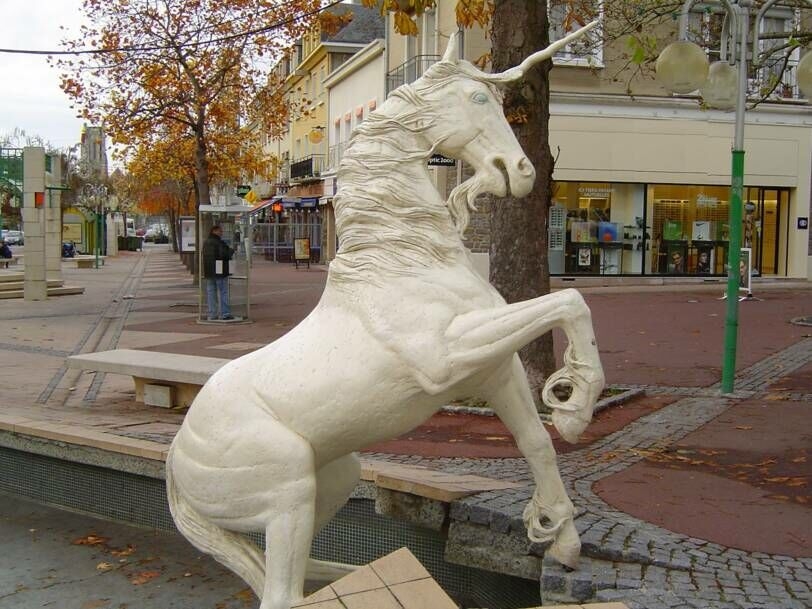 Kỳ lân để chỉ một công ty công nghệ trẻ có giá trị vượt quá một tỷ USD Cuối cùng, thuật ngữ kỳ lân xuất hiện ngày càng nhiều trong các bản tin kinh tế và tài chính. Rất đơn giản vì ngày càng có nhiều kỳ lân xuất hiện. Không phải trên các cánh đồng hay khu rừng mà trong ngành công nghệ của nhiều nước. Một kỳ lân là chỉ một công ty khởi nghiệp chưa niêm yết có giá trị hơn một tỷ USD. Ngành công nghệ đã sử dụng hình ảnh của loài vật huyền thoại này từ năm 2013, khi nhà đầu tư mạo hiểm người Mỹ Aileen Lee, tốt nghiệp Học viện Công nghệ Massachusetts (MIT), viết một bài báo có tiêu đề “Chào mừng đến với câu lạc bộ những chú kỳ lân: Học hỏi từ những tỷ phú khởi nghiệp” đăng trên TechCrunch . Dựa trên một nghiên cứu của quỹ Cowboy Ventures cho thấy chỉ có 0,07% các công ty khởi nghiệp chuyên về phần mềm máy tính ở Hoa Kỳ đạt được mức định giá ít nhất là 1 tỷ USD. Những công ty này rất hiếm nên việc tìm kiếm một công ty cũng khó như tìm một con kỳ lân thần thoại. Mặc dù thuật ngữ kỳ lân không hoàn hảo - kỳ lân dường như không tồn tại, trong khi những doanh nghiệp đạt được mức định giá 1 tỷ USD vẫn có. Dù huyền thoại hay không, thuật ngữ kỳ lân vẫn ngày càng phổ biến hơn trong lĩnh vực công nghệ vì sinh vật này là một phần của vũ trụ anh hùng viễn tưởng, một tiểu thể loại văn học thường được giới công nghệ của Thung lũng Silicon đánh giá cao.