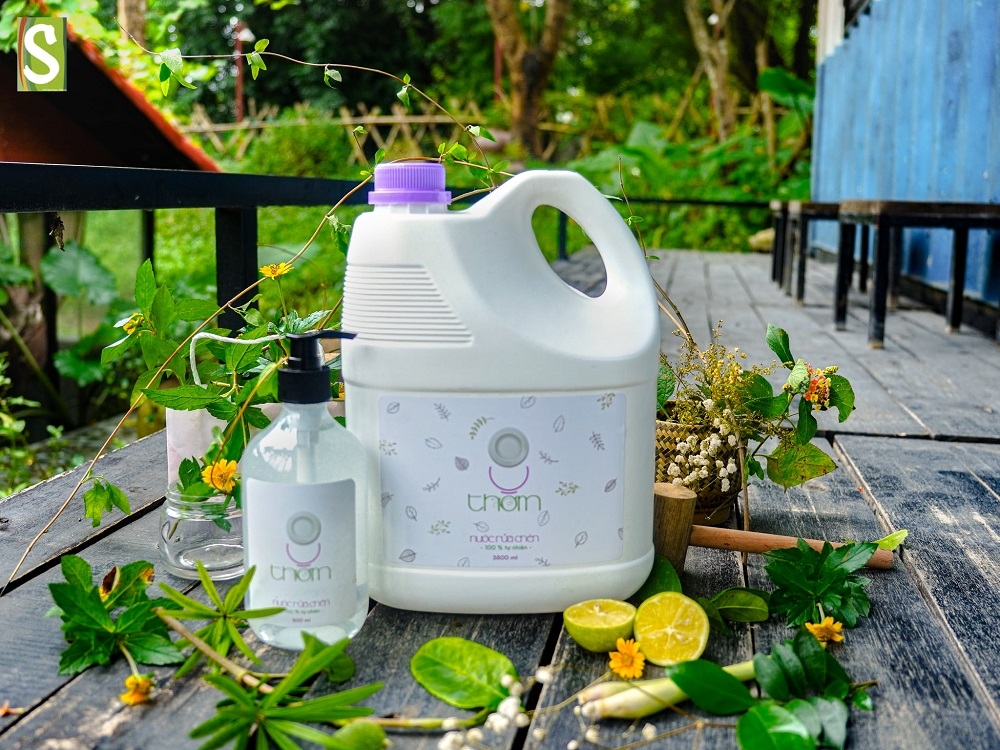 Sản phẩm nước rửa bát của HTX Sinh Dược.