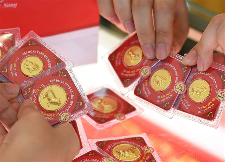 Giá vàng tiếp đà giảm mạnh, tuột ngưỡng 61 triệu đồng/lượng.