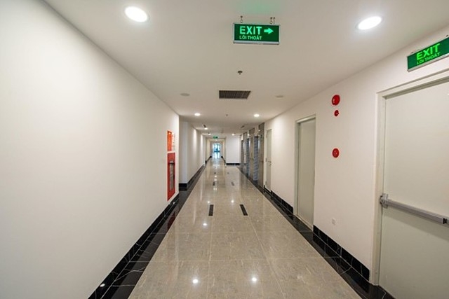 Tại hành lang bố trí nhiều cửa thoát hiểm, công cụ PCCC và hệ thống thang máy thông minh.