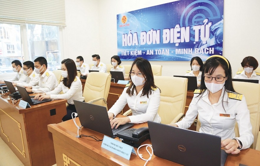 Mục tiêu ít nhất 70% doanh nghiệp, hộ, cá nhân kinh doanh tại các tỉnh thành lớn sẽ chia tay hóa đơn giấy trong 2 tháng tới. (Ảnh: Int)