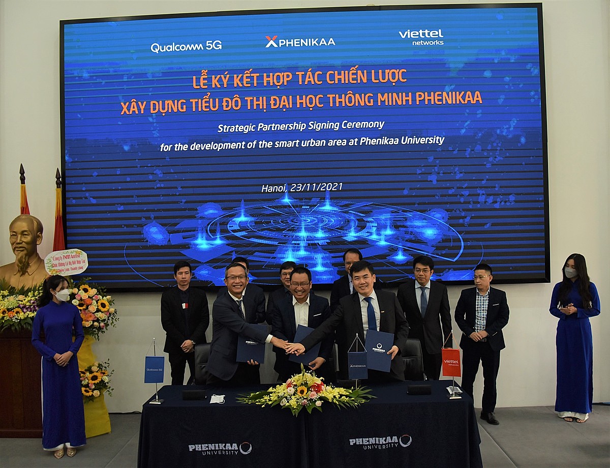Lễ ký kết hợp tác giữa Phenikaa-X, Viettel Networks và Qualcomm trong dự án xây dựng tiểu đô thị thông minh.