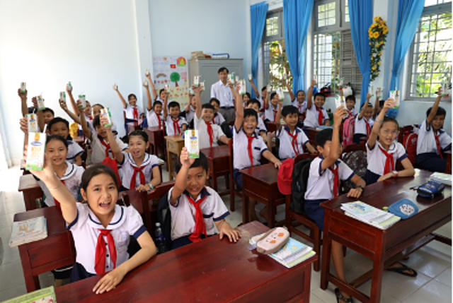 Các hộp sữa Vinamilk là người bạn đồng hành cùng hàng triệu trẻ em tại nhiều tỉnh thành trong chương trình Sữa học đường.