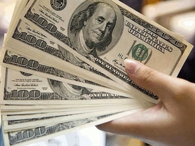 Dưới áp lực đồng USD tăng giá mạnh, giá vàng thế giới lùi dần về mốc 1.800 USD/ounce. (Ảnh: Int)