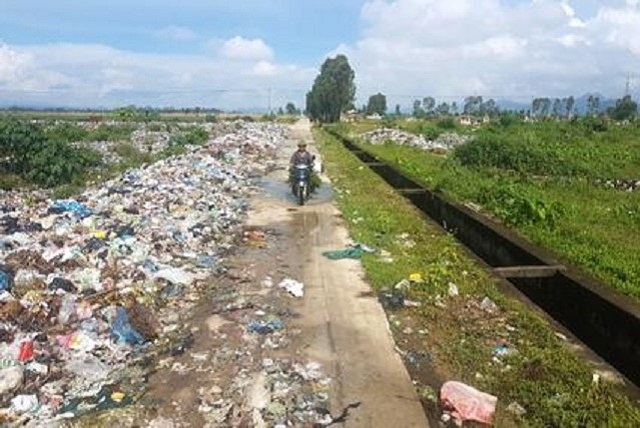 Chất thải sinh hoạt không qua xử lý khiến nguồn nước, không khí bị ô nhiễm nghiệm trọng, ảnh hưởng đến cuộc sống của người dân.