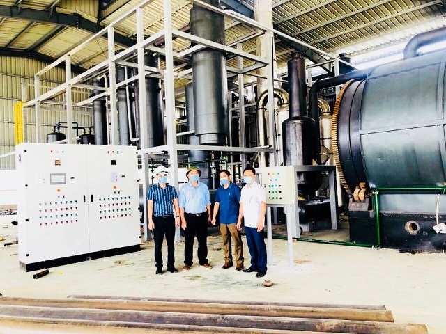 Sản xuất dầu FO-R của HTX Thắng Lợi đang mở ra hướng đi bền vững cho các HTX phi nông nghiệp. Trong ảnh: Giám đốc HTX Thắng Lợi Nguyễn Hữu Ký (người đứng thứ 2 từ trái sang) cùng cán bộ kỹ thuật và lãnh đạo Liên minh HTX tỉnh Yên Bái tại Nhà máy sản xuất dầu FO-R của HTX.