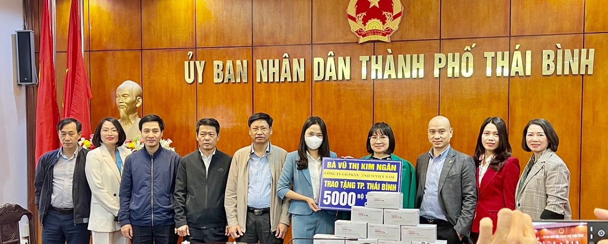 Bà Vũ Thị Kim Ngân đại diện công ty Cổ phần TNH99 trao tặng 5.000 bộ kit test nhanh covid cho UBND thành phố Thái Bình.