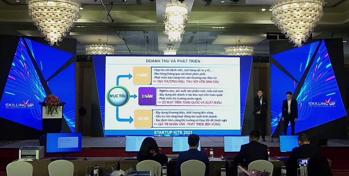 Một đội tham dự vòng chung kết Cuộc thi Ý tưởng khởi nghiệp học sinh, sinh viên giáo dục nghề nghiệp - Startup Kite 2021 trình bày ý tưởng.