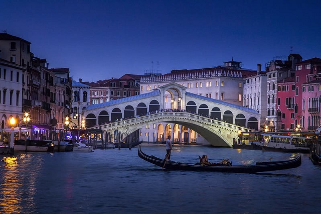 Một góc Venice về đêm.