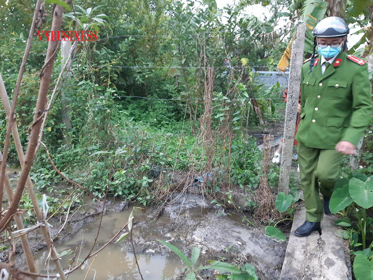 Phân, nước thải được đổ lênh láng, cách khu nghĩa trang chỉ chừng 10m.