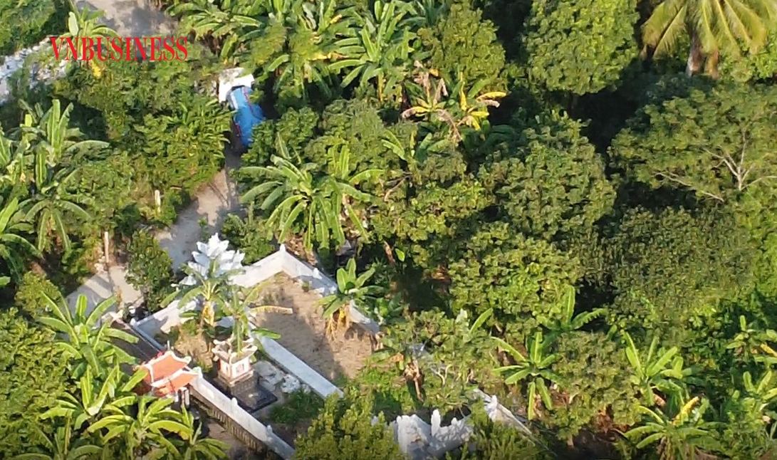 Xe mang biển số 15C-344.28 chui vào lùm cây chuẩn bị xả thải.