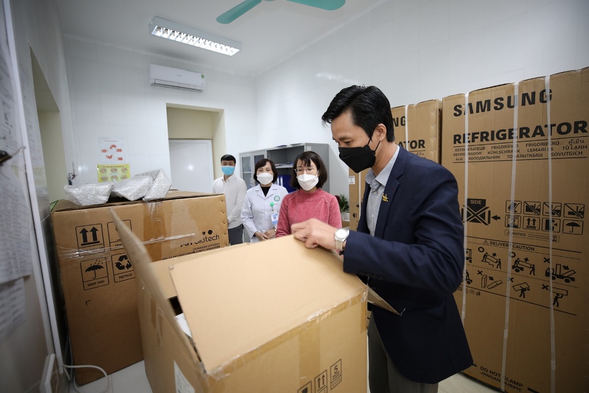 Đại diện Tập đoàn Tân Hoàng Minh và Sở Y tế tỉnh Thái Nguyên kiểm tra các trang thiết bị và Kit xét nghiệm.