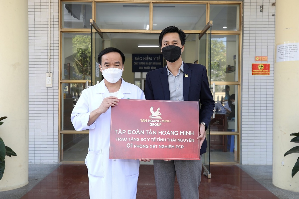 Đại diện Tập đoàn Tân Hoàng Minh trao tặng 01 phòng xét nghiệm PCR.