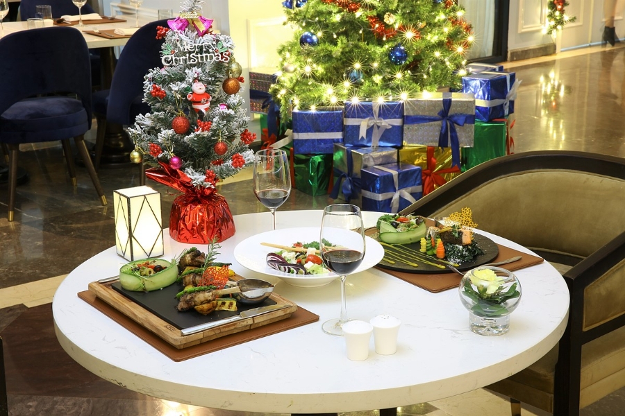 Bữa tối lãng mạn theo chủ đề Giáng sinh. Ảnh: FLC Hạ Long.