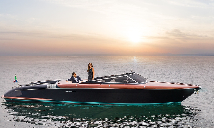 LuxYacht bàn giao du thuyền hạng sang Riva Aquariva Super đầu tiên tại thị trường Đông Nam Á cho Nova Cruises