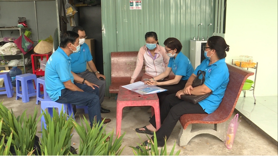 BHXH Bạc Liêu tổ chức tuyên truyền lưu động tại địa chỉ khóm - ấp, xã - phường với phương châm “đi từng ngõ, gõ từng nhà” gắn với thực hiện tốt công tác phòng chống dịch COVID-19.