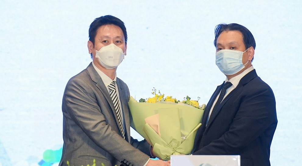 Ông Nguyễn Hưng Thịnh, Phó Tổng cục trưởng Tổng cục môi trường, Bộ Tài nguyên và Môi trường (phải) và đại diện Nestlé tại Việt Nam (trái) công bố hợp tác, thúc đẩy các hoạt động tuyên truyền, phổ biến, nâng cao nhận thức về bảo vệ môi trường.