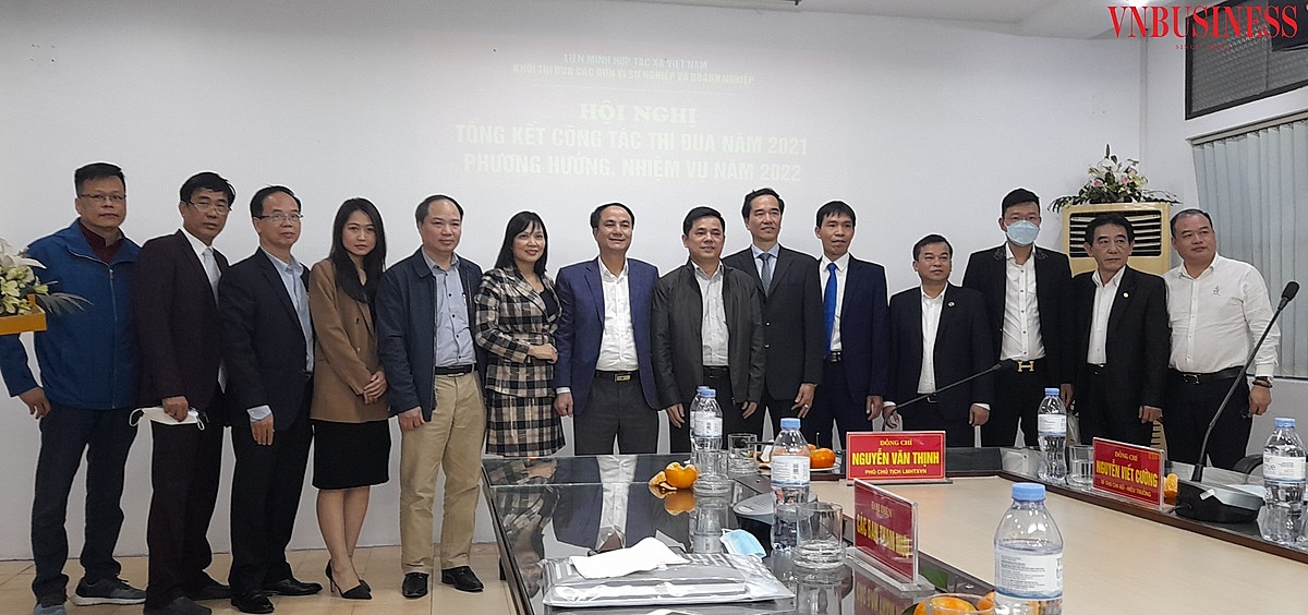 Đại diện các đơn vị trong khối thi đua chụp ảnh lưu niệm với PCT Liên minh HTX Việt Nam, ông Nguyễn Văn Thịnh.