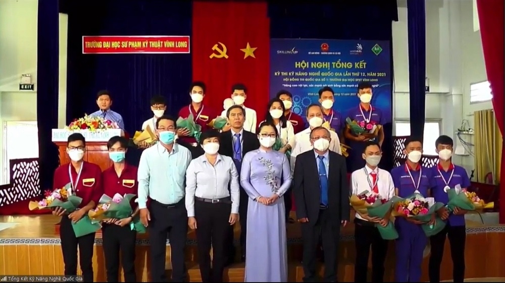 Bà Nguyễn Thị Quyên Thanh, Phó Chủ tịch UBND tỉnh Vĩnh Long (áo dài tím) và đại điện trường Đại học Sư phạm kỹ thuật Vĩnh Long trao huy chương và tặng hoa cho các thí sinh.