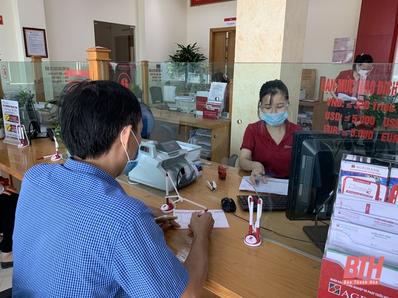 Khách hàng đến giao dịch tại Agribank.