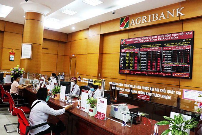 Khách hàng giao dịch tại Agribank.