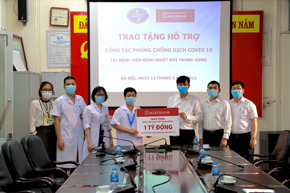 Agribank hỗ trợ Bệnh viện bệnh nhiệt đới Trung ương phòng chống COVID-19.
