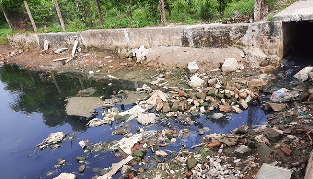 Thực trạng nước thải sinh hoạt nông thôn đặt ra nhiều vấn đề cần giải quyết.