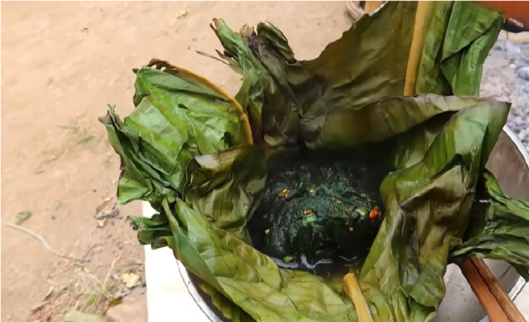 Rêu bọc lá chuối nướng được coi là một trong những món ăn độc đáo trong những ngày Tết.