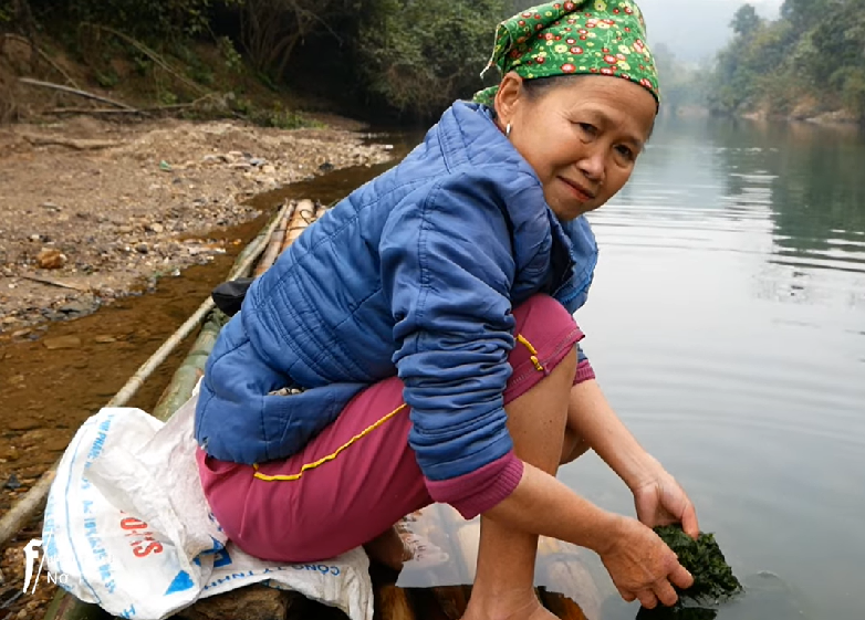 Người dân làm sạch rêu ở suối trước khi mang về nhà.