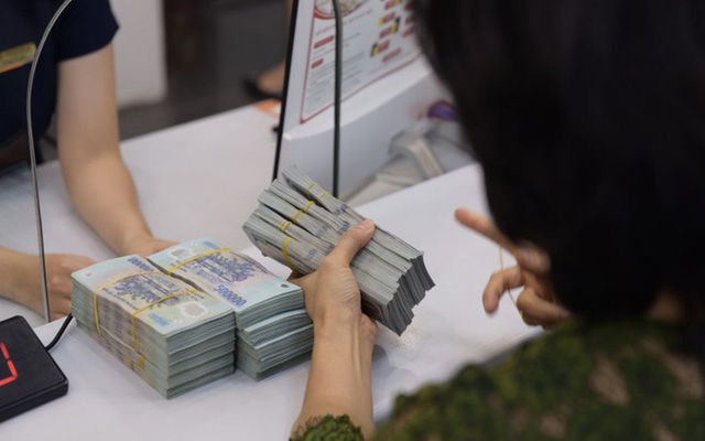 Gửi tiết kiệm được đánh giá phù hợp với đông đảo người dân bởi yếu tố an toàn, sinh lời ổn định, hơn thế nữa khách hàng có thể dễ dàng rút tiền ra bất cứ lúc nào mà không phải chịu rủi ro.