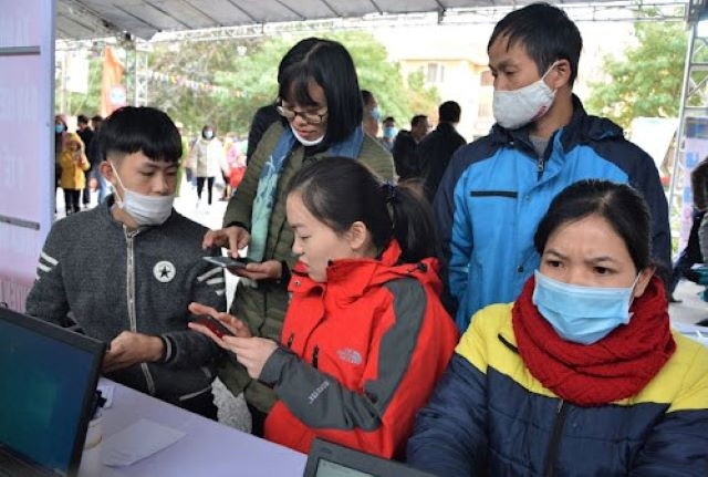 Cán bộ BHXH hướng dẫn người lao động cài đặt, sử dụng ứng dụng VssID-Bảo hiểm xã hội số (Ảnh: TL)