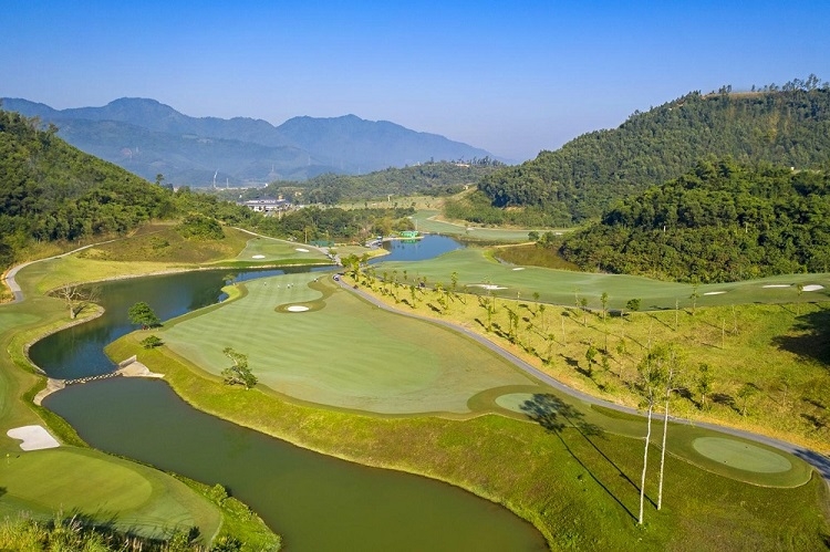 Được thiết kế bởi Tập đoàn hàng đầu thế giới trong lĩnh vực sân golf – IMG, Hilltop Valley Golf Club bao quanh bởi đồi núi trùng điệp của vùng rừng núi Hòa Bình. Không gian xanh, điểm nhìn đẹp, địa hình đa dạng là những điểm độc đáo của Hilltop Valley Golf Club. Với 27 hố đạt chuẩn quốc tế, Hilltop Valley Golf Club mang đến không gian thư giãn lý tưởng, những trải nghiệm độc đáo, giúp các golfer thỏa mãn niềm đam mê với bộ môn thể thao hấp dẫn này.