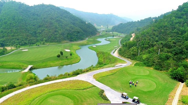 Mỗi hố golf là một thiết kế đặc biệt, mang lại những trải nghiệm khác nhau. Những hố đầu nằm trong lòng thung lũng của dãy núi Đá Chẹ và suối hồ đem đến cho người chơi cảm giác thư thái nhẹ nhàng. Các hố sau dốc và cao hơn, uốn lượn theo đường lên đỉnh núi khiến những cú swing trở nên mạnh hơn và đầy mạo hiểm.