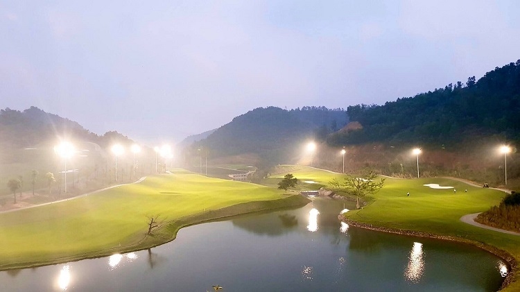 Khung cảnh trong sân golf rộng rãi đến thênh thang với hàng chục hồ nước, những quả đồi thoai thoải, cây cối xum xuê, các thảm cỏ sân golf xanh mướt, những hố cát trắng tinh, mịn màng đầy cảm xúc. Từ đây, các golfer còn có thể vừa thực hiện các đường golf vừa ngắm trọn dòng sông Đà uốn lượn chảy trong lòng thành phố Hòa Bình. Với lợi thế về địa hình cùng với sự tính toán kỹ lưỡng của các chuyên gia, Hilltop Valley Golf Club đảm bảo các quy định kỹ thuật của môn chơi này vừa tạo điều kiện để người chơi và du khách có thể thưởng ngoạn cảnh quan toàn khu vực.