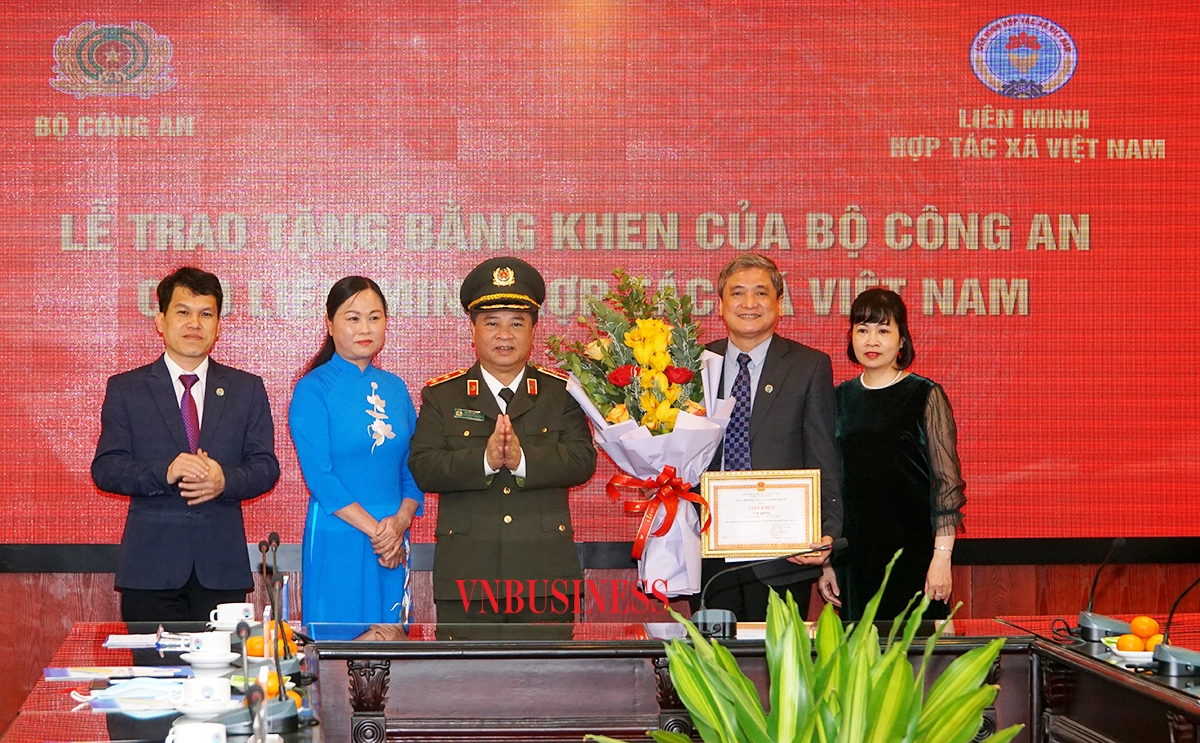 Trung tướng Nguyễn Đình Thuận trao giấy khen cho Văn phòng Liên minh HTX Việt Nam.