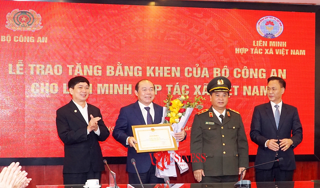 Chủ tịch Nguyễn Ngọc Bảo nhận bằng khen từ Trung tướng Nguyễn Đình Thuận.