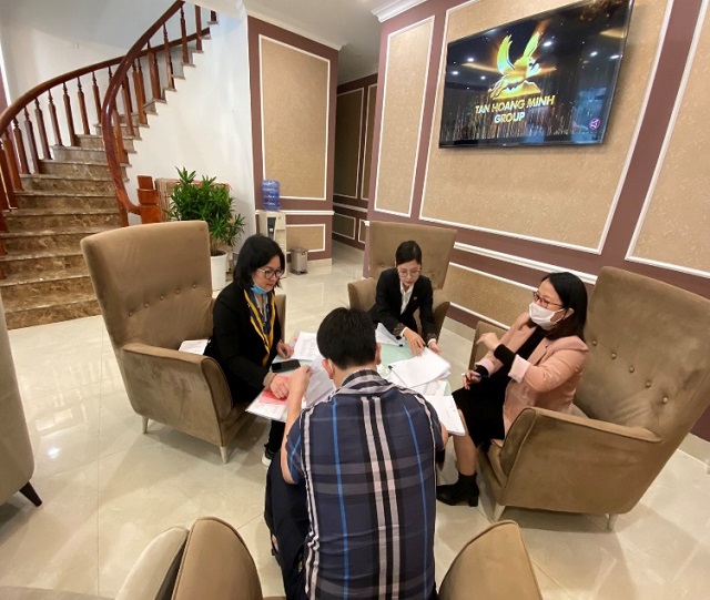 Hình ảnh ký HĐMB và trao tặng hoa cho khách hàng mua căn 3 mặt tiền tại dự án D’. Metroplole.