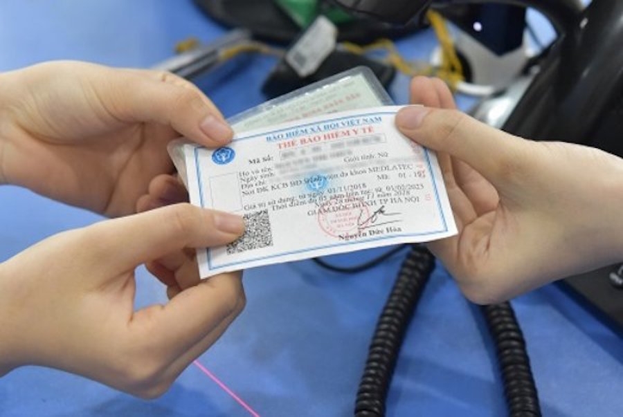 Tấm thẻ bảo hiểm y tế sẽ hỗ trợ người dân những lúc ốm đau, bệnh tật.