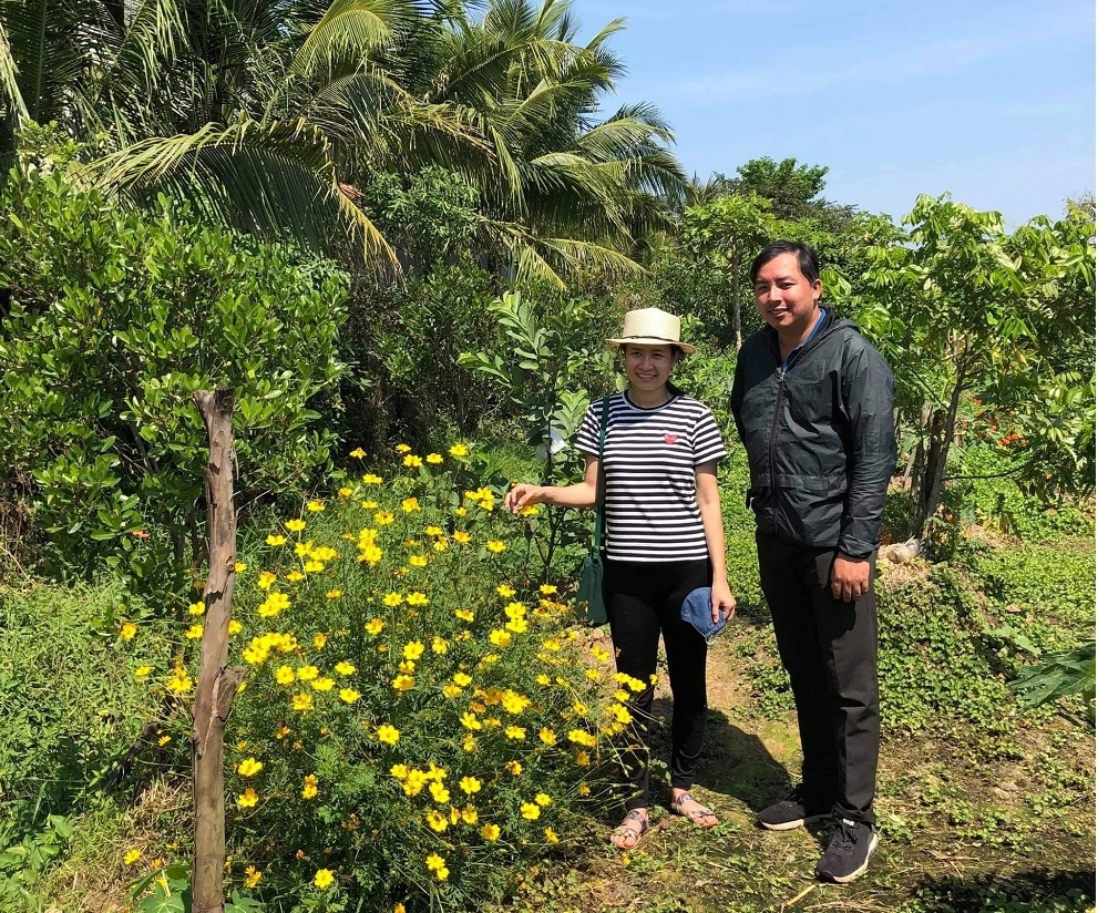 Việc trồng hoa để dẫn dụ côn trùng cũng là cách làm hay trong nông nghiệp hữu cơ được anh Trương Thành Đạt áp dụng vào thực tiễn sản xuất.