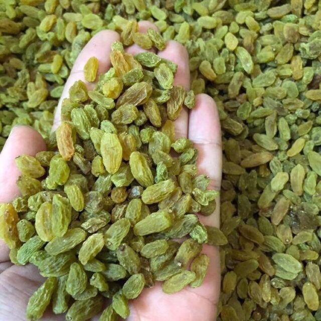 Nho xanh khô Trung Quốc được đội lốt nho Ninh Thuận đang được nhiều người tiêu dùng ưa chuộng trong dịp cuối năm vì giá rẻ.