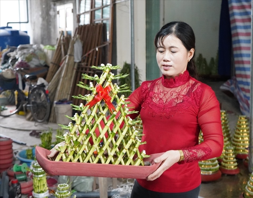 Tháp phát lộc hình thuyền được người dân thôn Đình Phùng tạo hình.