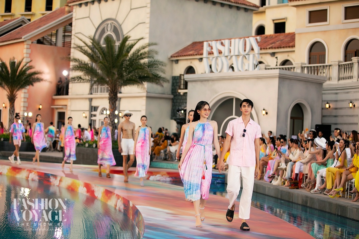 Sân khấu thời trang đẳng cấp ngay tại bể bơi vô cực của Thị trấn Địa Trung Hải.