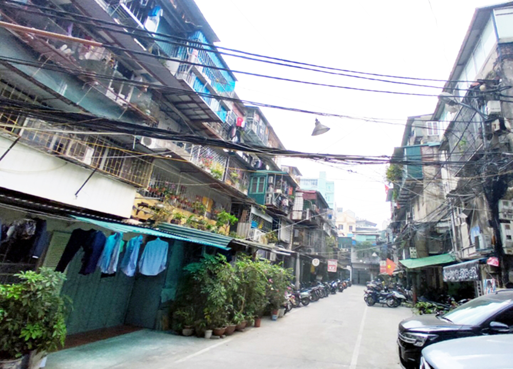 Cả doanh nghiệp và người dân đều đang rơi vào thế kẹt trong quá trình cải tạo chung cư cũ. (Ảnh LM)