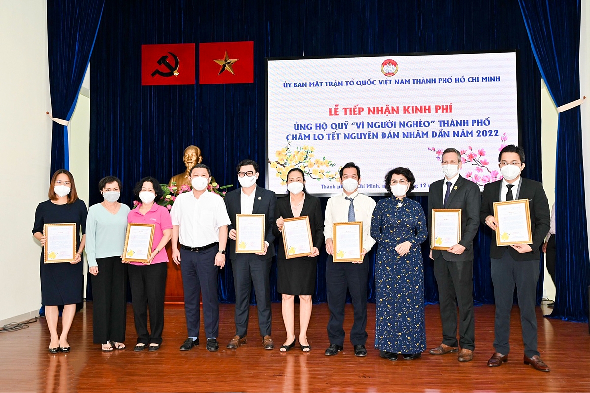 Các Mạnh thường quân ủng hộ Quỹ “Vì người nghèo” do MTTQ TP.HCM phát động ngày 20/12/2021.