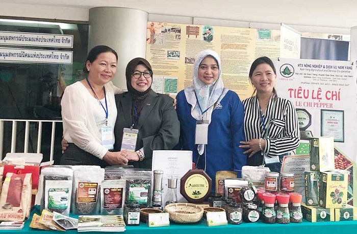Sản phẩm tiêu Lệ Chí của HTX Nông nghiệp và dịch vụ Nam Yang nhận được sự quan tâm của khách hàng là người Hồi giáo.