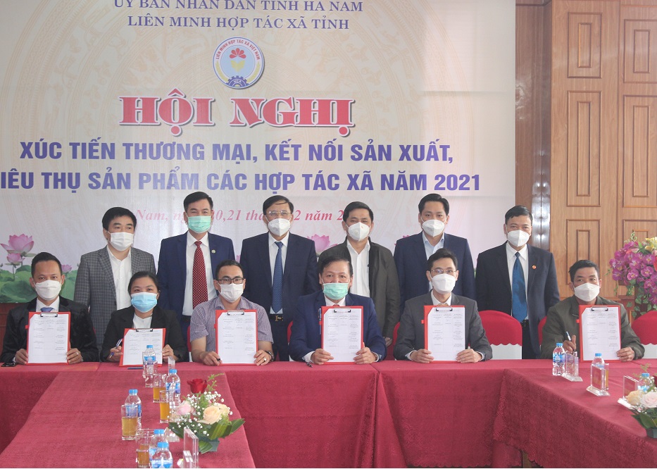 Đại diện các HTX và doanh nghiệp ký kết các thỏa thuận hợp tác trong xúc tiến, tiêu thụ nông sản.